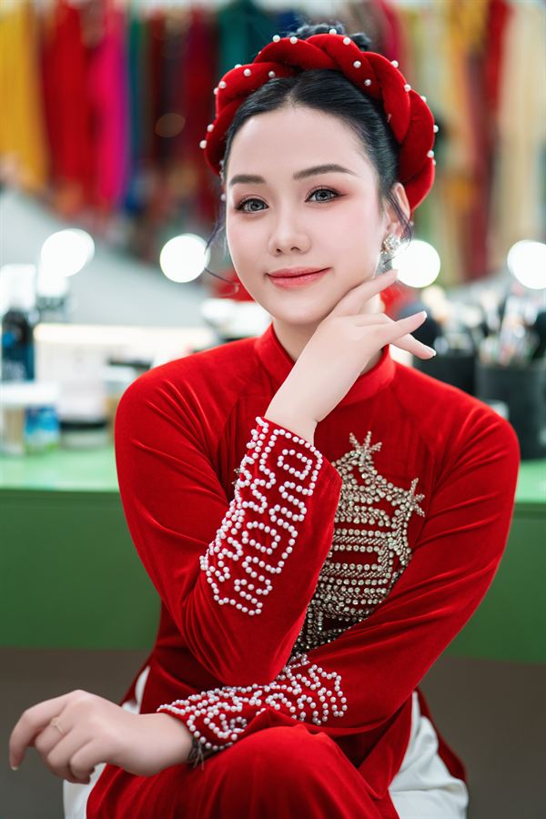 Áo dài nhung đỏ và mấn đội đầu — Thúy Tô Studio