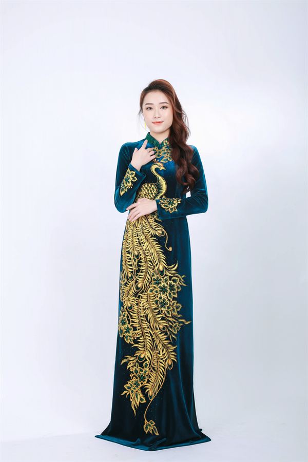 Áo dài nhung xanh rêu đính kim tuyến vàng — Thúy Tô Studio