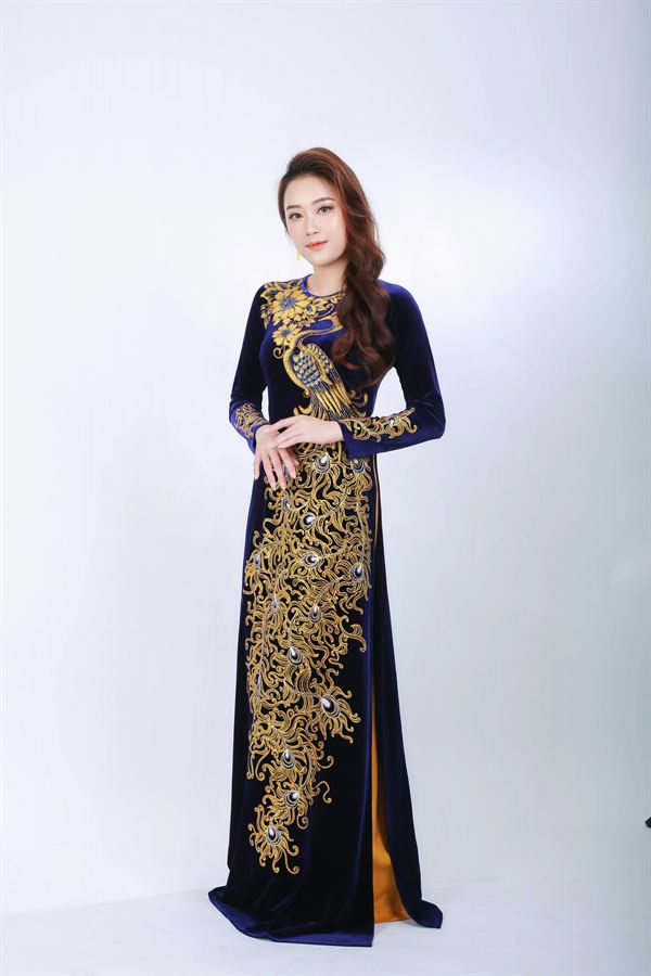 Áo dài nhung xanh than đính kết — Thúy Tô Studio
