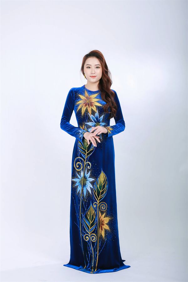 Áo dài nhung xanh dương hoạ tiết hoa — Thúy Tô Studio