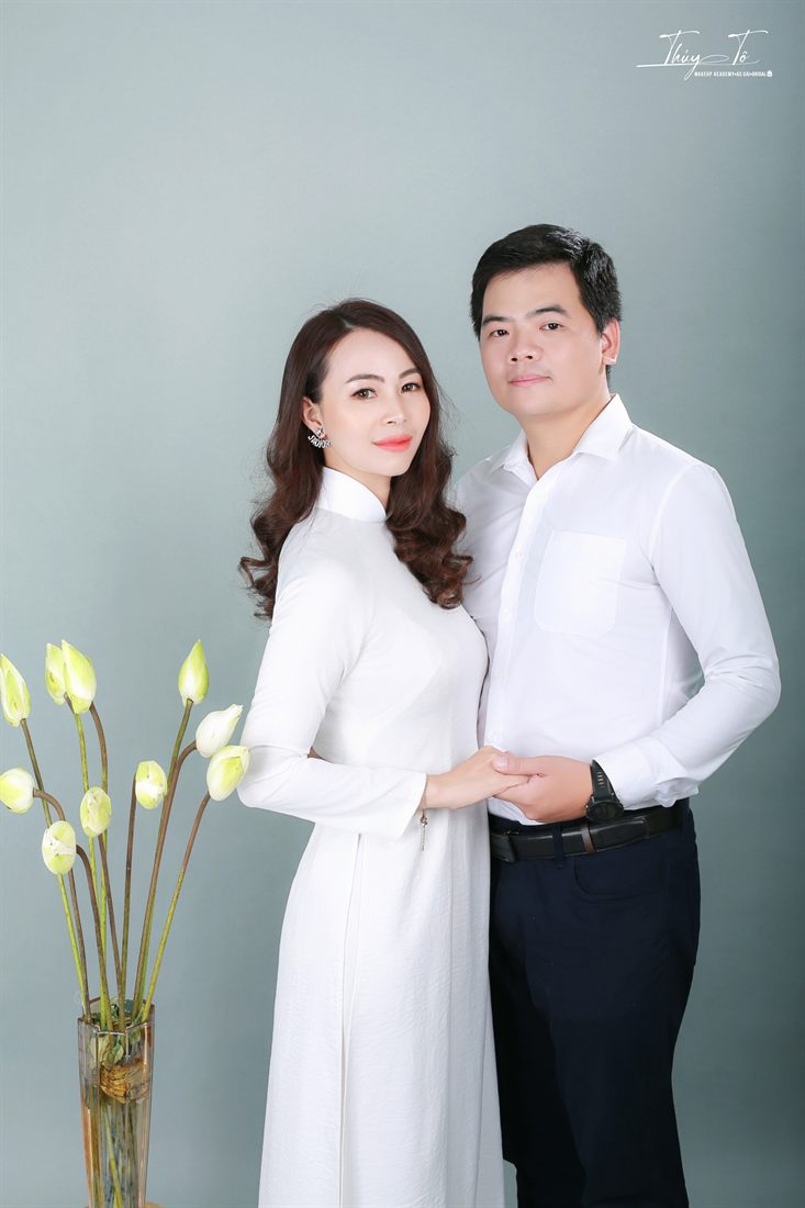 Cặp đôi mặc áo dài trắng chụp trong studio