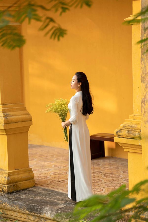 Ô cửa vàng và tà áo trắng — Thúy Tô Studio