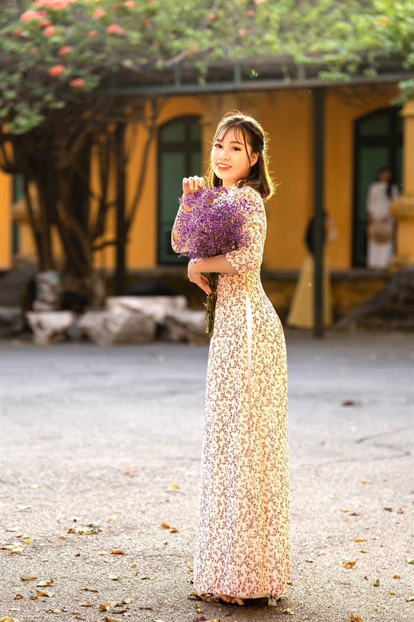 Áo dài hoa vàng giữa sân cổ — Thúy Tô Studio