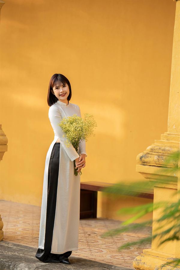 Tường cam cổ, áo dài trắng viền đen — Thúy Tô Studio