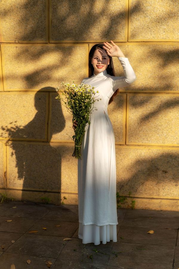 Nắng, bóng lá và tà áo trắng — Thúy Tô Studio