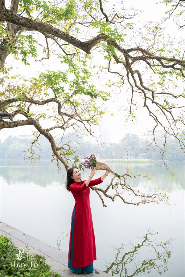 Áo dài đỏ dưới tán cây cổ thụ bên Hồ Gươm — Thúy Tô Studio