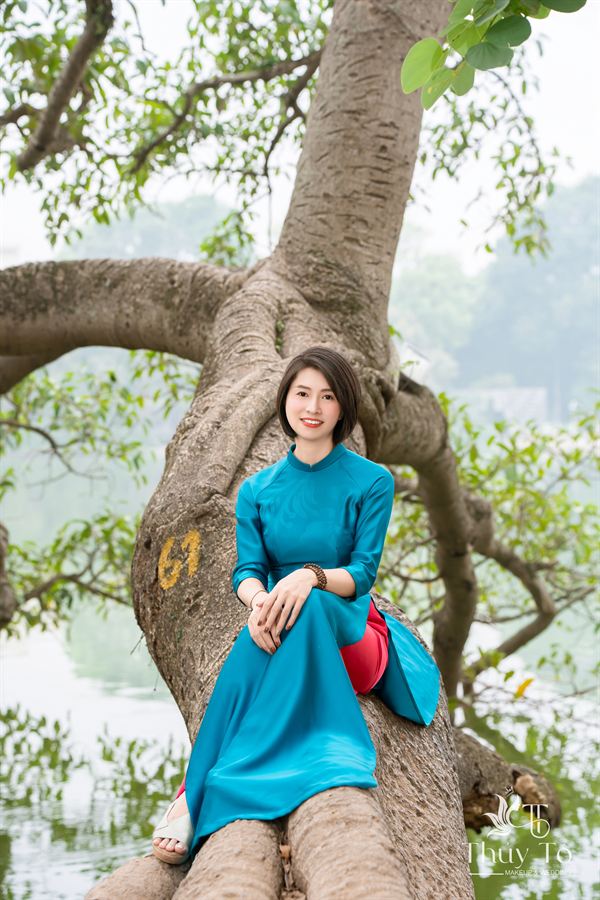 Áo dài xanh cổ vịt trên thân cây nghiêng ra mặt hồ — Thúy Tô Studio