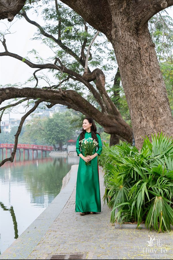 Áo dài xanh lá bên bờ hồ, cầu Thê Húc phía xa — Thúy Tô Studio