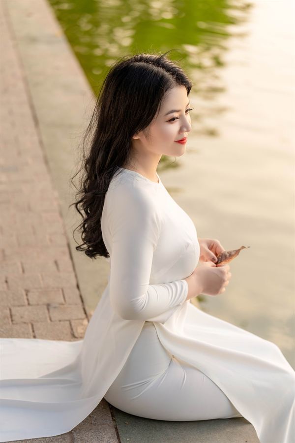 Áo dài trắng ngồi bờ kè Hồ Gươm — Thúy Tô Studio