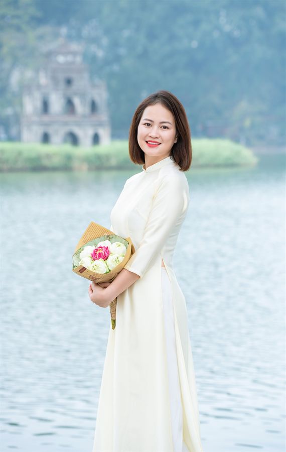 Áo dài kem, bó sen, Tháp Rùa phía sau — Thúy Tô Studio