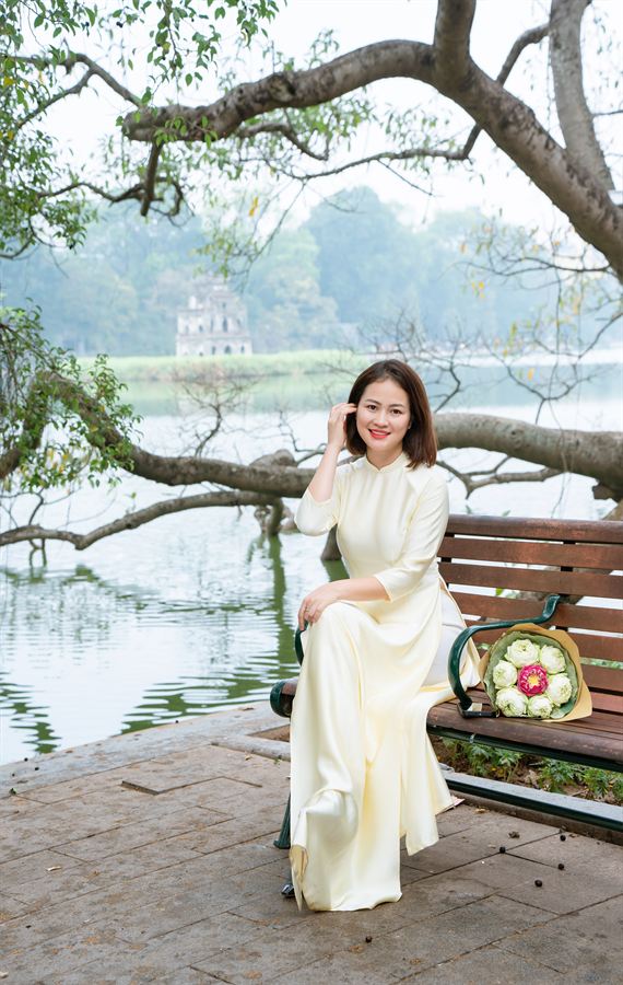Ghế đá ven hồ dưới cành cây rủ — Thúy Tô Studio