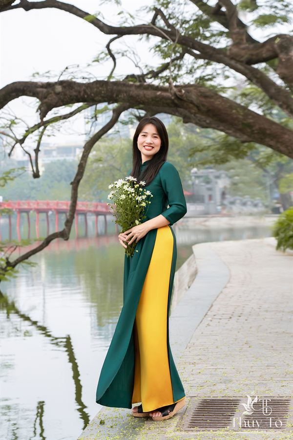 Áo dài xanh rêu phối vàng, cầu Thê Húc — Thúy Tô Studio
