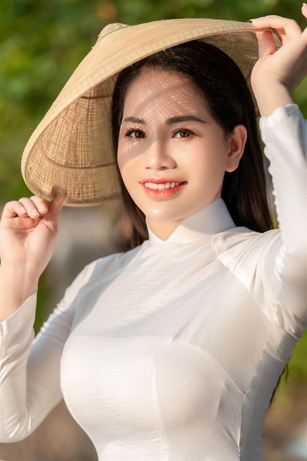 Nón lá và nắng phố cổ — Thúy Tô Studio