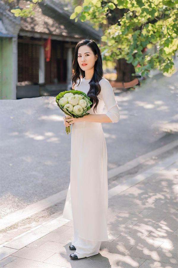 Áo dài trắng, bó sen trắng giữa phố cổ — Thúy Tô Studio