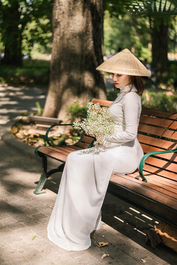 Ghế công viên, hoa baby, nón lá — Thúy Tô Studio