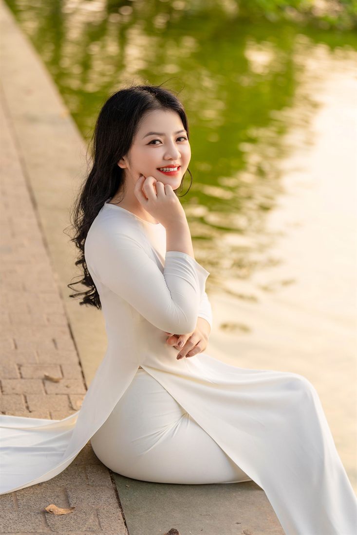 Cô gái áo dài trắng ngồi bên bờ hồ Hà Nội
