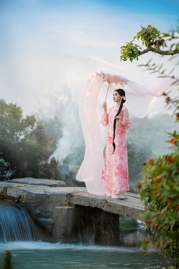 Áo dài hồng hoa đào bên suối đá, khăn voan bay — Thúy Tô Studio