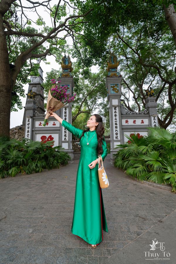 Áo dài xanh ngọc trước cổng đền phố cổ — Thúy Tô Studio