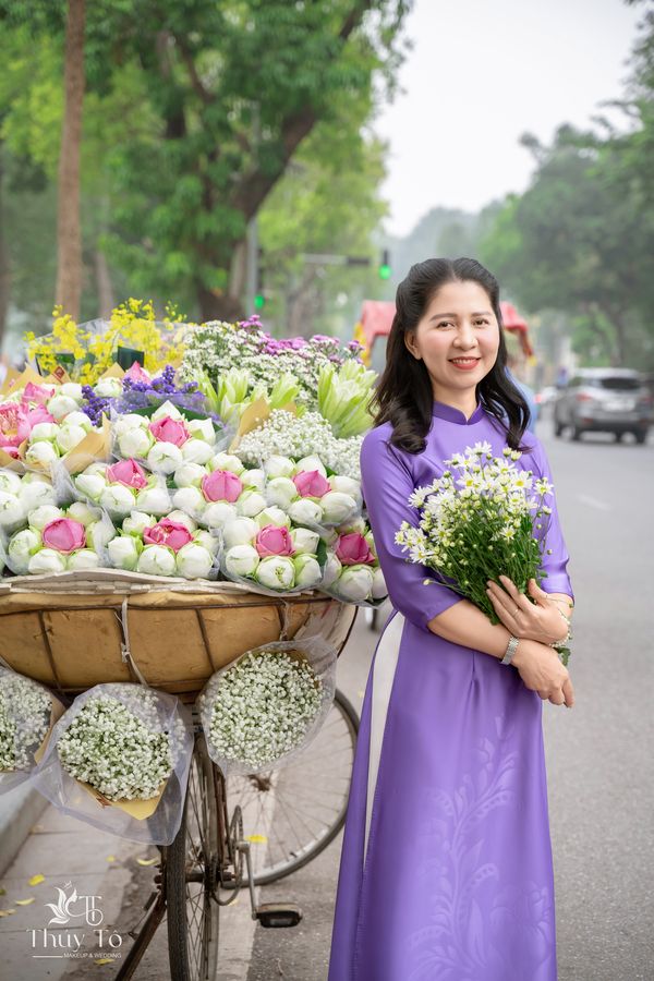 Áo dài tím bên xe hoa sen rong phố Hà Nội — Thúy Tô Studio