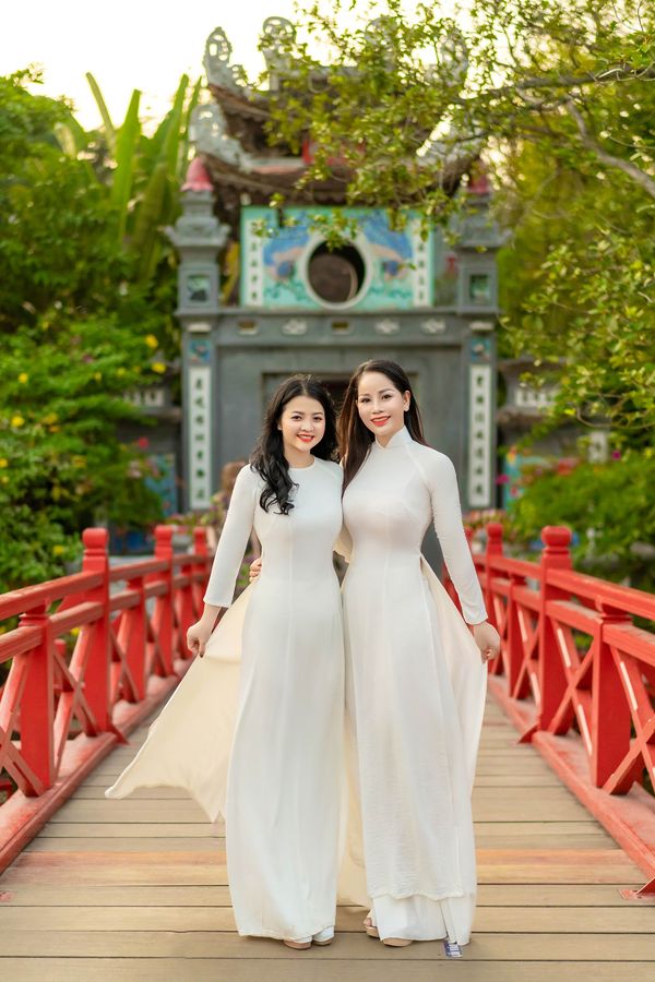 Hai tà áo dài trắng trên cầu Thê Húc — Thúy Tô Studio