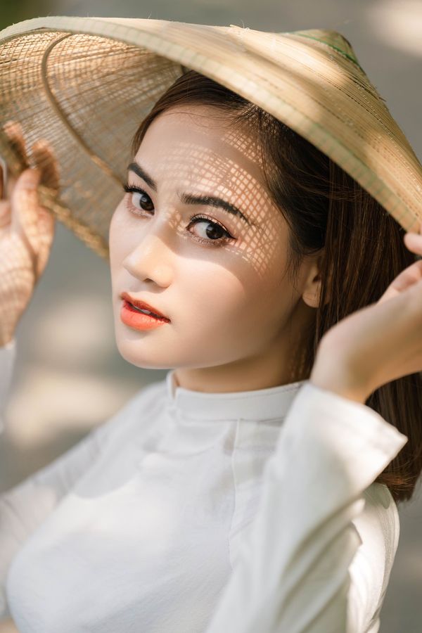 Chân dung áo dài trắng nghiêng nón lá — Thúy Tô Studio