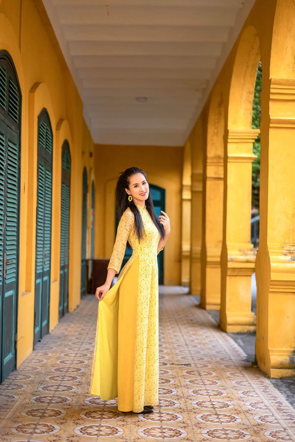 Áo dài vàng trong hành lang tường vàng cửa xanh — Thúy Tô Studio