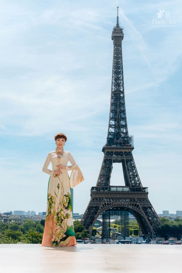 Áo dài vẽ tay và voan dài trước tháp Eiffel — Thúy Tô Studio