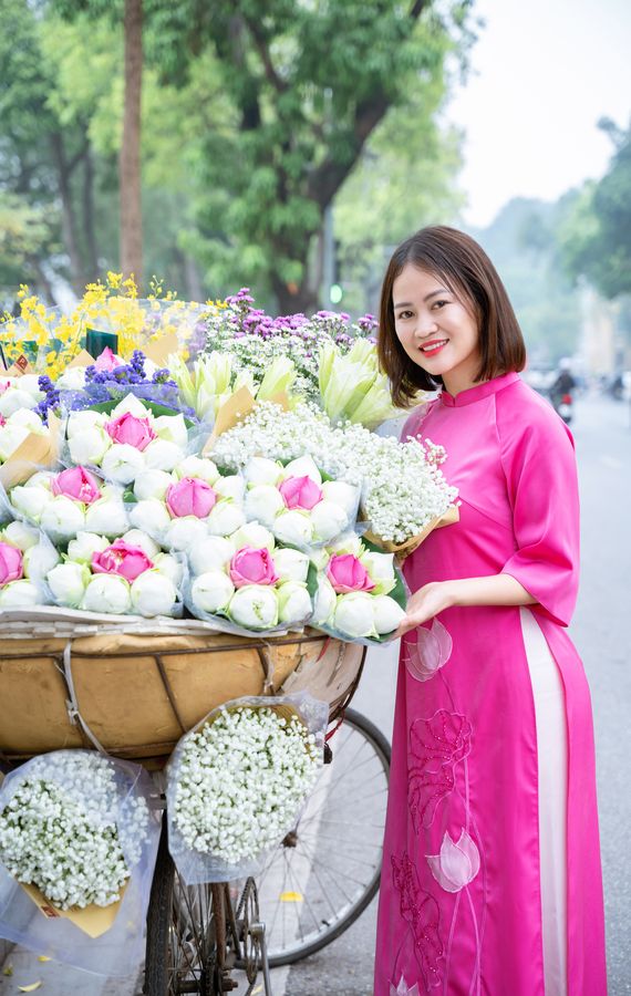 Áo dài hồng sen bên xe hoa rong — Thúy Tô Studio