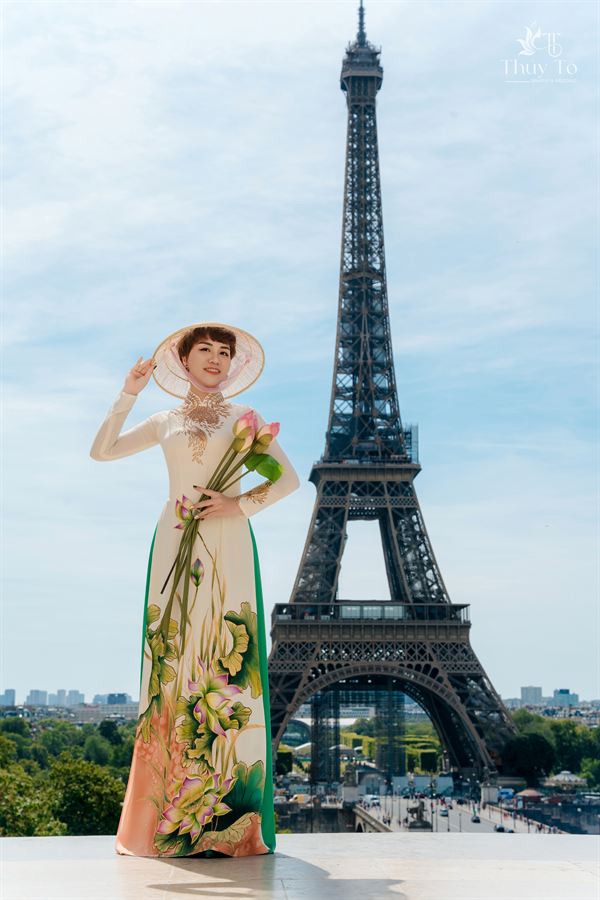Áo dài Việt bên Tháp Eiffel — Thúy Tô Studio