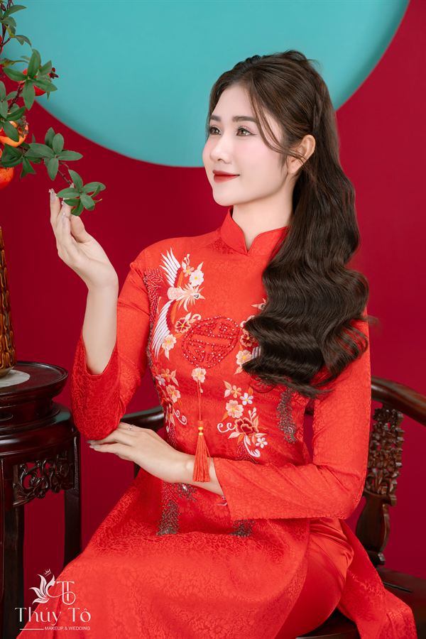 Áo dài đỏ bên cành quất ngày Tết — Thúy Tô Studio
