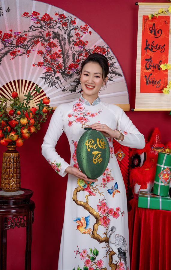 Áo dài trắng vẽ đào, dưa hấu đỏ ngày Tết — Thúy Tô Studio