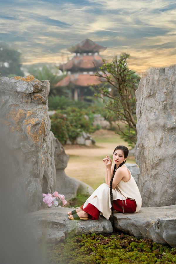 Concept cổ trang bên non bộ lúc hoàng hôn — Thúy Tô Studio