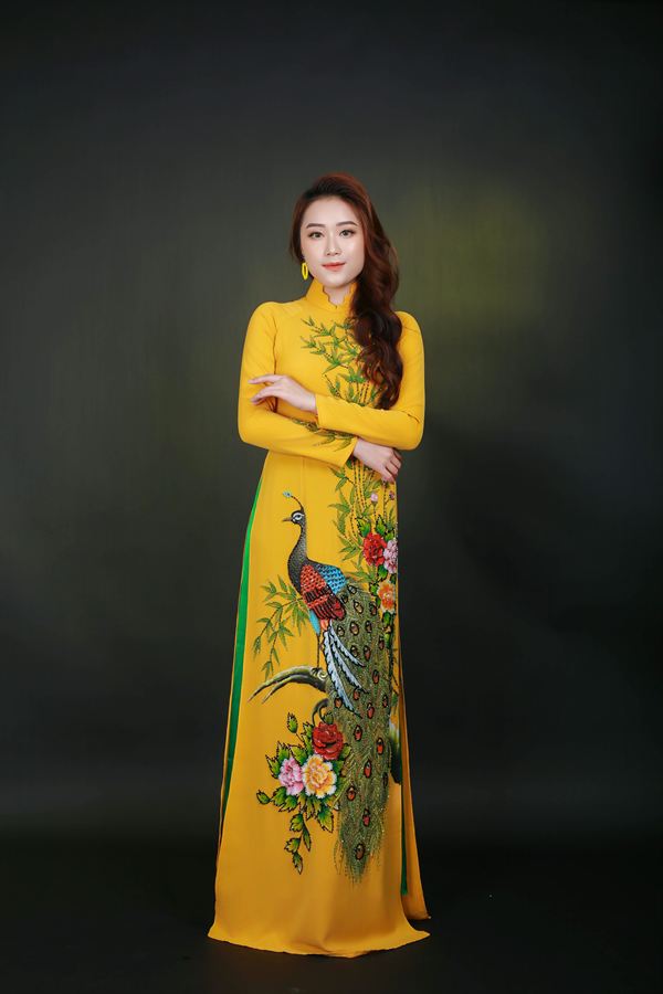 Áo dài vàng vẽ chim công — Thúy Tô Studio