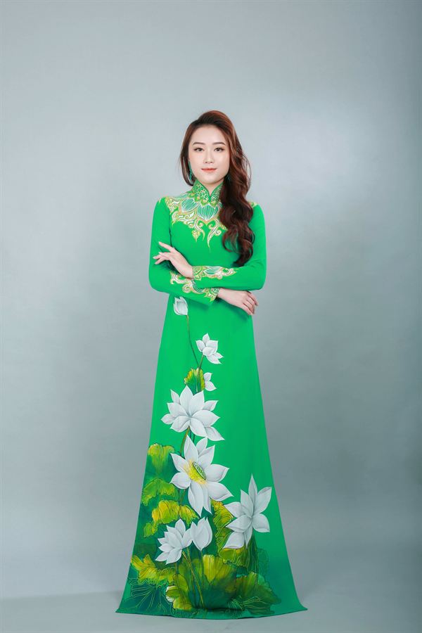 Áo dài xanh lá vẽ sen trắng — Thúy Tô Studio