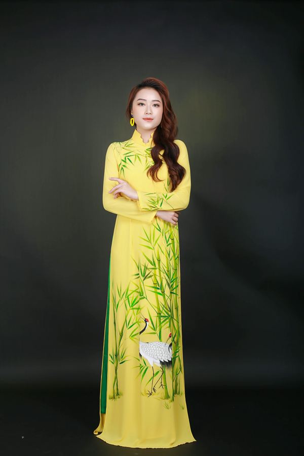 Áo dài vàng vẽ tre và sếu — Thúy Tô Studio