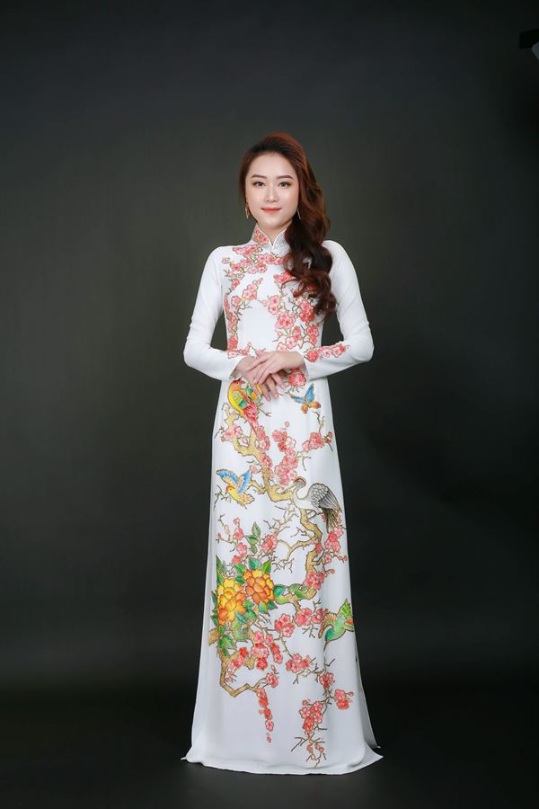 Áo dài trắng vẽ tay hoạ tiết hoa — Thúy Tô Studio