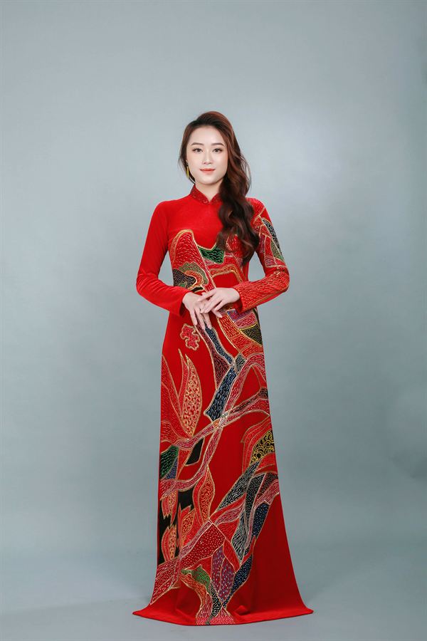 Áo dài đỏ vẽ phượng hoàng — Thúy Tô Studio
