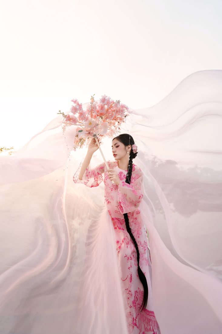 Concept voan hồng bay trong phòng chụp — Thúy Tô Studio