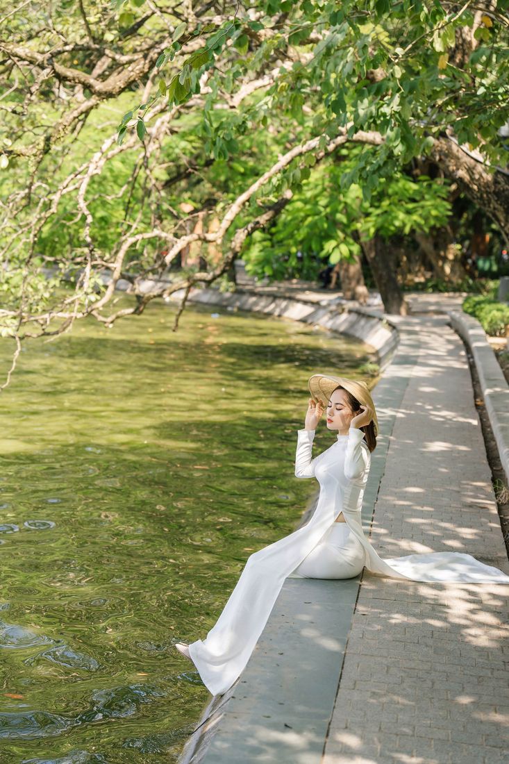 Áo dài trắng ngồi bên bờ hồ rợp bóng cây — Thúy Tô Studio