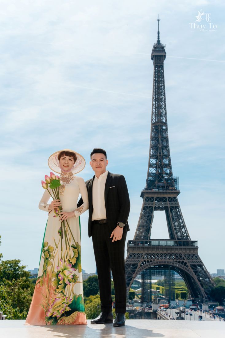 Cặp đôi áo dài và vest trước tháp Eiffel — Thúy Tô Studio