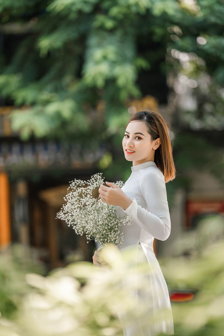 Áo dài trắng ôm bó hoa baby trong nắng sớm — Thúy Tô Studio