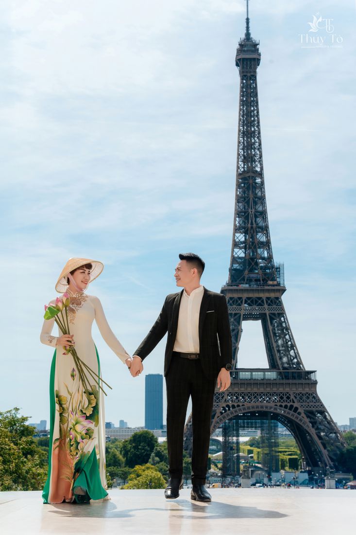 Cặp đôi nắm tay trước tháp Eiffel — Thúy Tô Studio