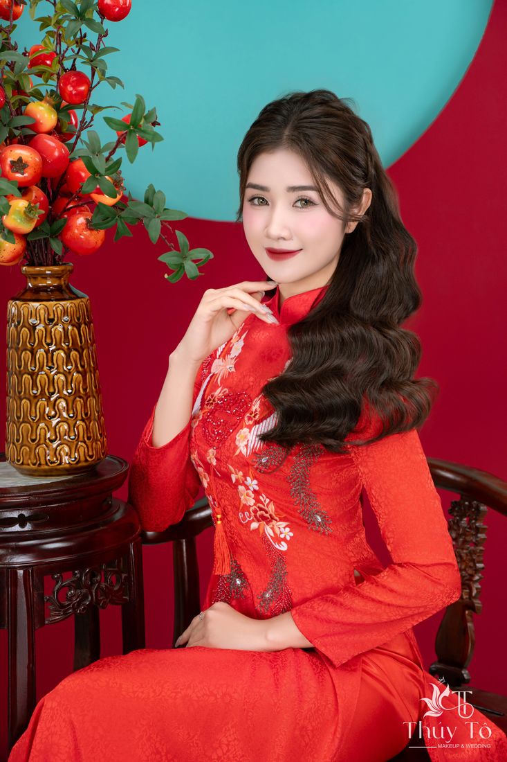 Áo dài đỏ thêu hoa trong phòng chụp Tết — Thúy Tô Studio