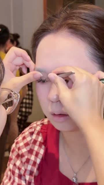 Hậu trường makeup cô dâu Phương Linh sáng ngày cưới