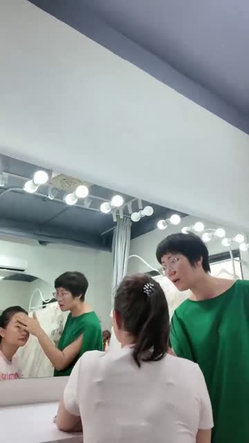 Học makeup cá nhân — bước bôi kem chống nắng