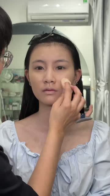 Chị Quỳnh Nga tự makeup cho con — phần 2