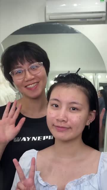 Chị Quỳnh Nga tự makeup cho con